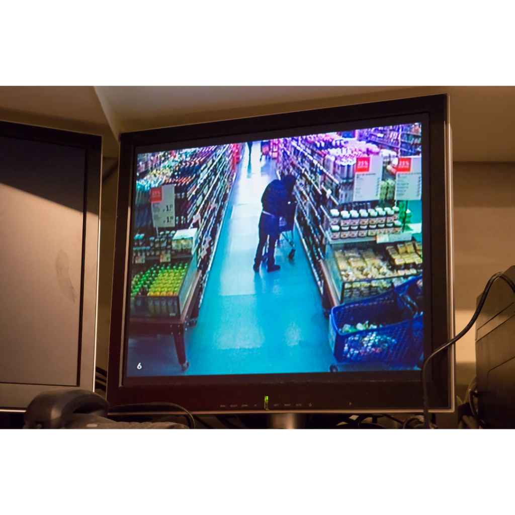 Sécurité en grande distribution : Un homme pris en flagrant délit de vol grâce à la caméra de vidéosurveillance.