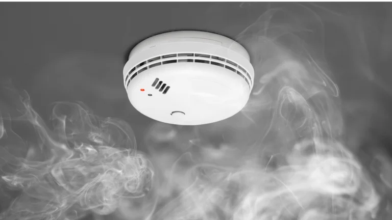 Pourquoi opter pour un détecteur de fumée connecté et comment le choisir ?
