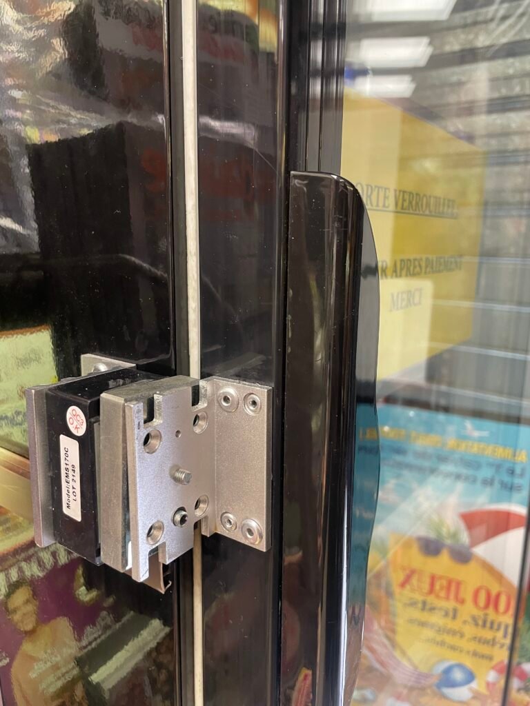 Ventouse électromagnétique comme contrôle d'accès pour sécuriser le frigo avec porte vitré d'un commerce