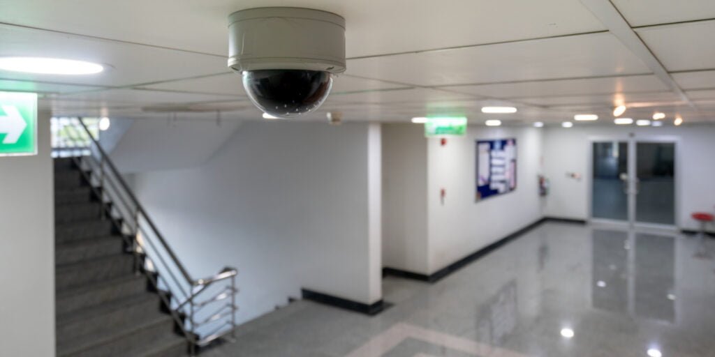 Caméra de vidéosurveillance dans un espace publique